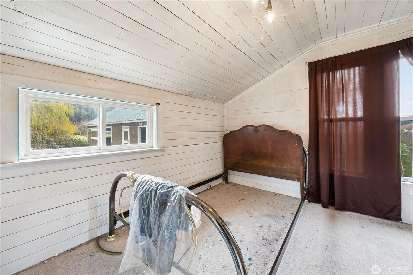 Bedroom before renovation